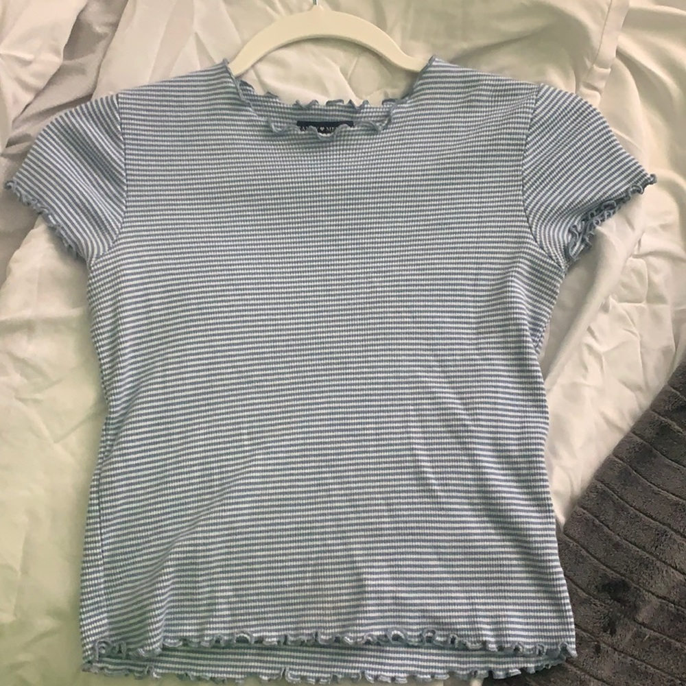one size fits all ruffled blue/white crop top